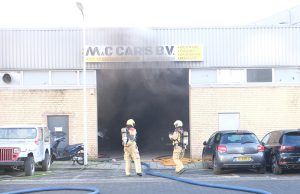 Brandweer rukt uit voor grote brand in garage Radarstraat Den Haag