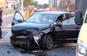 Flinke schade na aanrijding tussen twee voertuigen Binckhorstlaan Den Haag