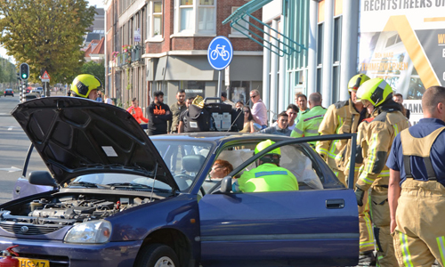 27 augustus Gewonden bij aanrijding tussen twee voertuigen Waldeck Pyrmontkade Den Haag