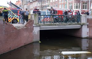 Auto te water na aanrijding Noordwal Den Haag