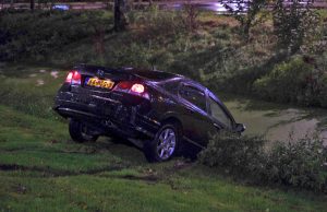 Dronken automobilist rijdt sloot in Hengelolaan Den Haag