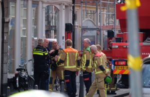 Flinke afzetting door ”handgranaat” in dakgoot Boekhorststraat Den Haag