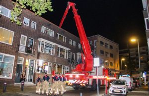 Man door politie en brandweer van het dak gehaald Korte Singelstraat Schiedam