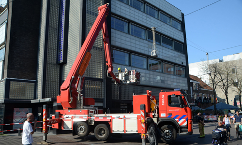 20 april Stuk van geven valt komt naar beneden Grote Marktstraat Den Haag