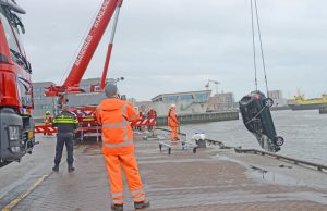 Brandweer duikt auto op uit Eerste Binnenhaven Scheveningen