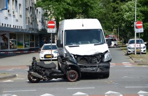 Bestuurder van motorscooter zwaargewond bij aanrijding Hengelolaan Den Haag