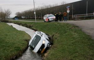 Auto raakt te water langs Hoge Noordweg De Lier
