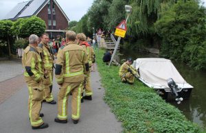 Auto knalt op boot bij politieachtervolging Arendshorst Honselersdijk