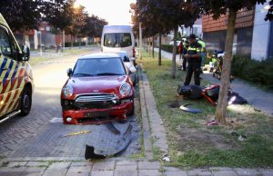Motorrijder crasht midden in woonwijk Van Essendijk Den Haag