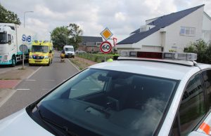 Meisje op scooter komt hard ten val Zwartendijk Monster