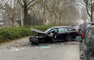 Zwaargewonde na auto tegen boom Juliana van Stolberglaan Den Haag