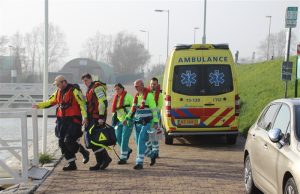 KNRM en ambulancepersoneel redden leven man op kraanlift schip Noordzee