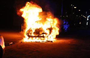 Auto gaat in vlammen op Callandkade Den Haag