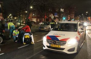 Scooterrijder ramt geparkeerde auto Jan van der Heijdenstraat Den Haag