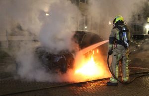 Geparkeerde auto gaat in vlammen op Rechterenstraat Den Haag