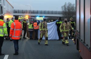 Auto op z’n dak na eenzijdig ongeval A4 Den Haag