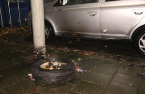 Vandalen proberen auto in brand te steken Jan van Beersstraat Den Haag