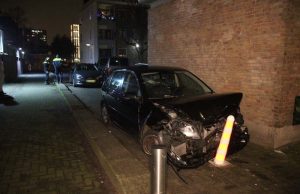 Bestuurder ramt vier geparkeerde voertuigen en komt tegen paaltje tot stilstand Maartensdijklaan Den Haag