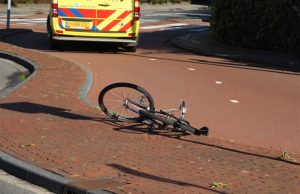 Auto rijdt door na aanrijding met fietsertje Kruisbroekweg Naaldwijk