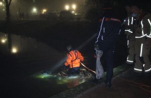Brandweer haalt deelscooter uit het water Stadhouderplantsoen Den Haag