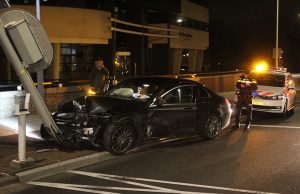 Aanrijding tussen twee voertuigen, één voertuig komt tot stilstand tegen paal Binckhorstlaan Den Haag