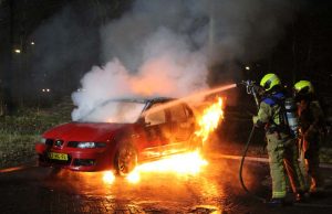 Geparkeerde auto uitgebrand Jaap Edenweg Den Haag