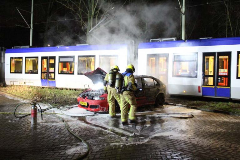 Geparkeerde auto uitgebrand Jaap Edenweg Den Haag