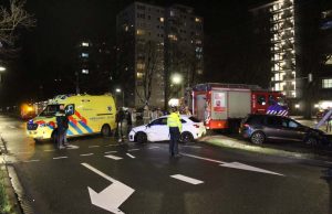 Auto knalt tegen lantaarnpaal na aanrijding Meppelweg Den Haag