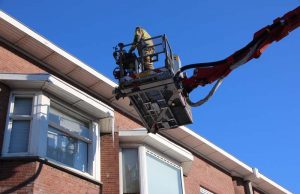 Brandweer haalt gevaarlijk hangende ijspegel weg De Genestetlaan Den Haag