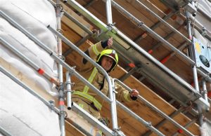 Losse steigerdelen van kerk zorgen voor gevaar Monster