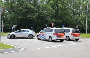 Twee auto’s botsen op de Poeldijkseweg Den Haag