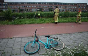 Brandweer doorzoekt sloot na aantreffen kinderfiets Kanaalweg Nootdorp