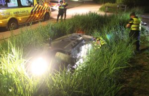 Automobilist rijdt droge sloot in Einsteinlaan Zoetermeer