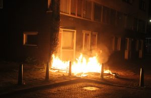 Buurtbewoners komen in actie bij flinke buitenbrand Jacob van Campenstraat Den Haag