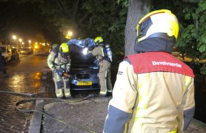 Auto flink beschadigd door brandstichting Houtzagerssingel Den Haag