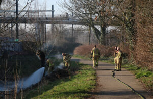 Brandweer blust brandend gras Bous de Jongpark Rijswijk