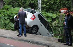 Hulpdiensten rukken flink uit voor een auto te water Nootdorp