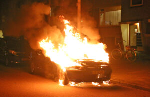 Geparkeerde auto uitgebrand Aaltje Noordewierstraat Den Haag