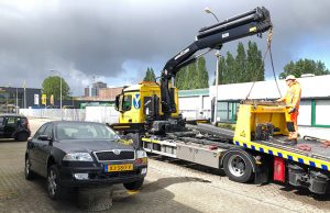 Auto belandt op betonblok Rijnweg Delft