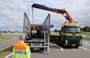Asociale bestuurder veroorzaakt stuurloze vrachtwagen Maasdijkplein Maasdijk