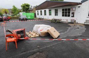 Parkeerplaats onder het accuzuur na omgevallen steekwagen Sionsweg Rijswijk