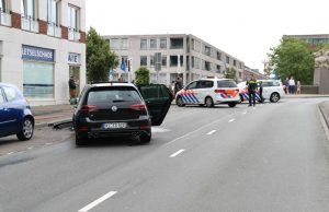Volkswagen crasht op geparkeerde auto Buitenom Den Haag