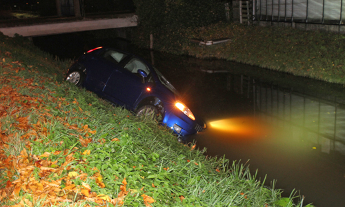 2 november Auto beland in sloot Zuidplasweg Nieuwerkerk aan den IJssel