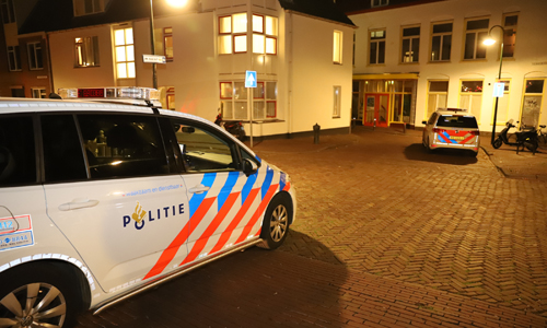 20 augustus Arrestatieteam haalt verwarde man uit woning Dertienhuizen Delft (video update)