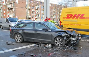 Gewonde en flinke schade bij aanrijding Rijswijkseweg Den Haag