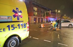 Bestuurder bezorgscooter gewond na aanrijding met auto Vaillantlaan Den Haag