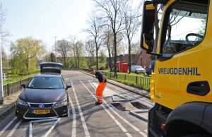 Bestuurder van auto rijdt bussluis in Kalfjeslaan Delft