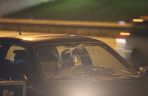 Voorwerp valt van vrachtwagen; auto zwaar beschadigd A4 R 50,7 Rijswijk