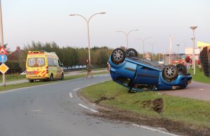 Auto over de kop Harnaschdreef Den Hoorn