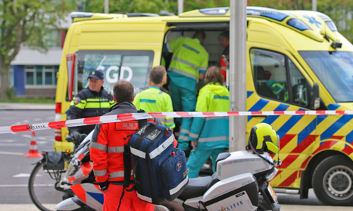 15 april Scooterrijder zwaargewond na aanrijding met auto Papsouwselaan Delft